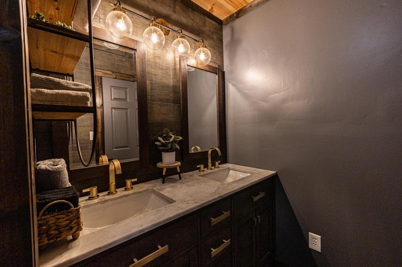 Fun Cabin With Hot Tub, Pool Table & Fire Pit - Big Blue บรายซันซิตี ภายนอก รูปภาพ