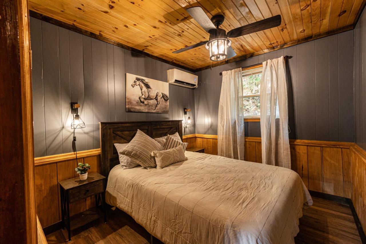 Fun Cabin With Hot Tub, Pool Table & Fire Pit - Big Blue บรายซันซิตี ภายนอก รูปภาพ